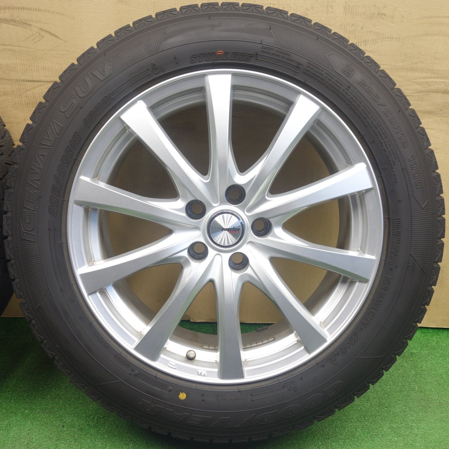 バリ溝！22年！キレイ！9.5分★スタッドレス 225/60R18 グッドイヤー アイスナビ SUV ravrion RS01 ラブリオン 18インチ PCD114.3/5H★6031104KTス