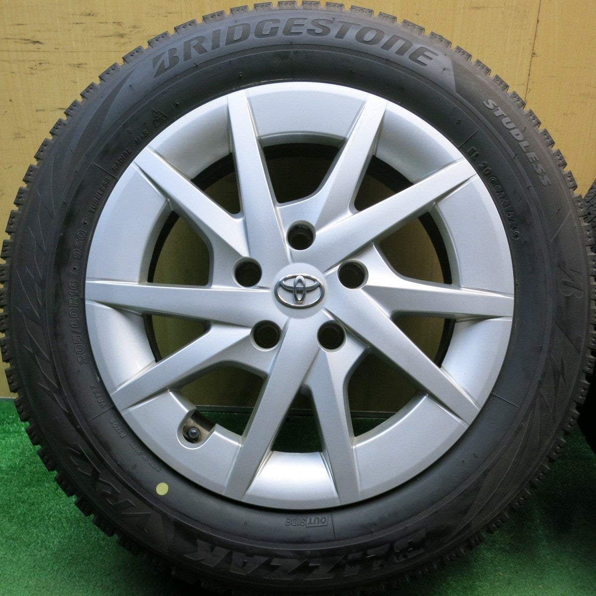 バリ溝！23年！キレイ！9分★トヨタ プリウスα 純正 205/60R16 スタッドレス ブリヂストン ブリザック VRX2 16インチ PCD114.3/5H★5061303HAス