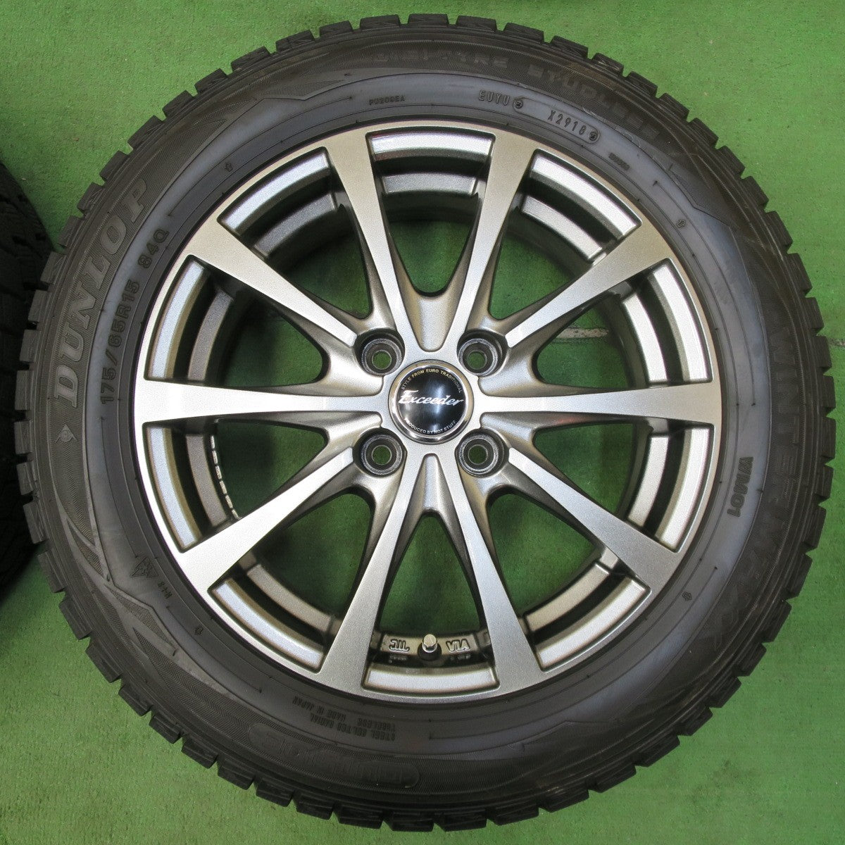 [送料無料] バリ溝！キレイ！9.5分以上★スタッドレス 175/65R15 ダンロップ ウインターマックス WM01 Exceeder  エクシーダー 15インチ PCD100/4H★4120703イス