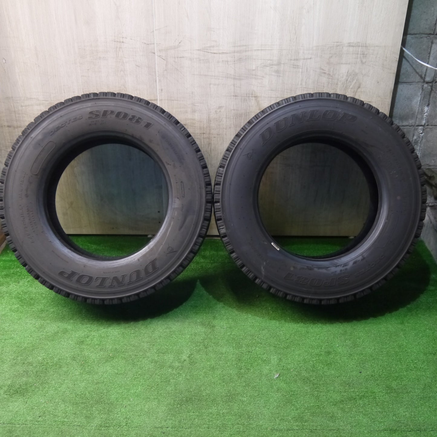 バリ溝！25年！8.5分！2本★トラック タイヤ 245/70R19.5 136/134J スタッドレス ダンロップ デクテス SP081 DECTES 19.5インチ★6052205KKスタ