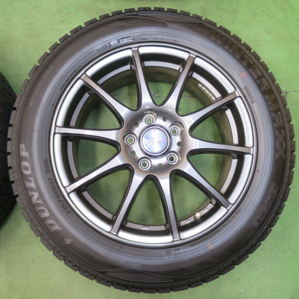 バリ溝！24年！キレイ！ほぼ10分★スタッドレス 215/60R17 ダンロップ ウインターマックス WM02 VELVA CHARGE ヴェルヴァ 17インチ PCD114.3/5H★5122211イス