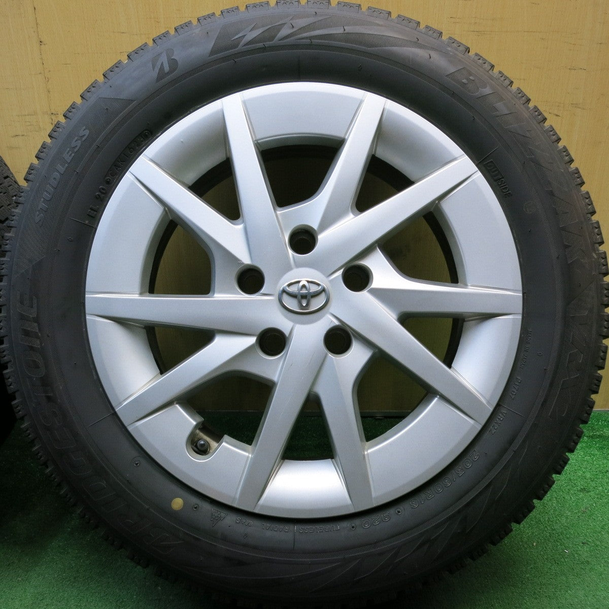 バリ溝！23年！キレイ！9分★トヨタ プリウスα 純正 205/60R16 スタッドレス ブリヂストン ブリザック VRX2 16インチ PCD114.3/5H★5061303HAス