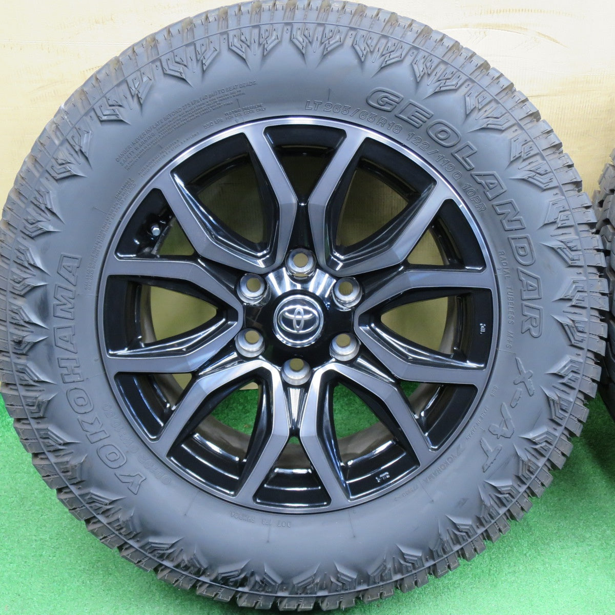 バリ溝！25年！キレイ！9.5分★トヨタ GUN125 ハイラックス GRスポーツ 純正 265/65R18 122/119Q ヨコハマ ジオランダー X-AT 18インチ PCD139.7/6H★6022801NKノ