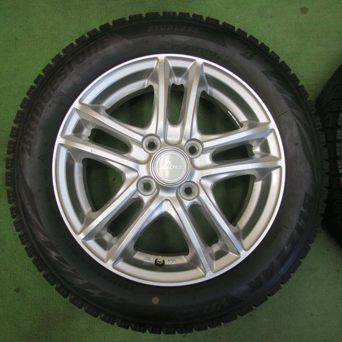 バリ溝！24年！キレイ！ほぼ10分★スタッドレス 155/65R14 ブリヂストン ブリザック VRX2 Linz 社外 アルミ 14インチ PCD100/4H★6011702イス