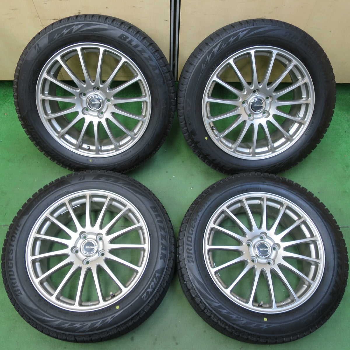 バリ溝！22年！キレイ！8.5分★スタッドレス 225/55R18 ブリヂストン ブリザック VRX2 ECO FORME エコフォルム 18インチ PCD114.3/5H★5063012イス