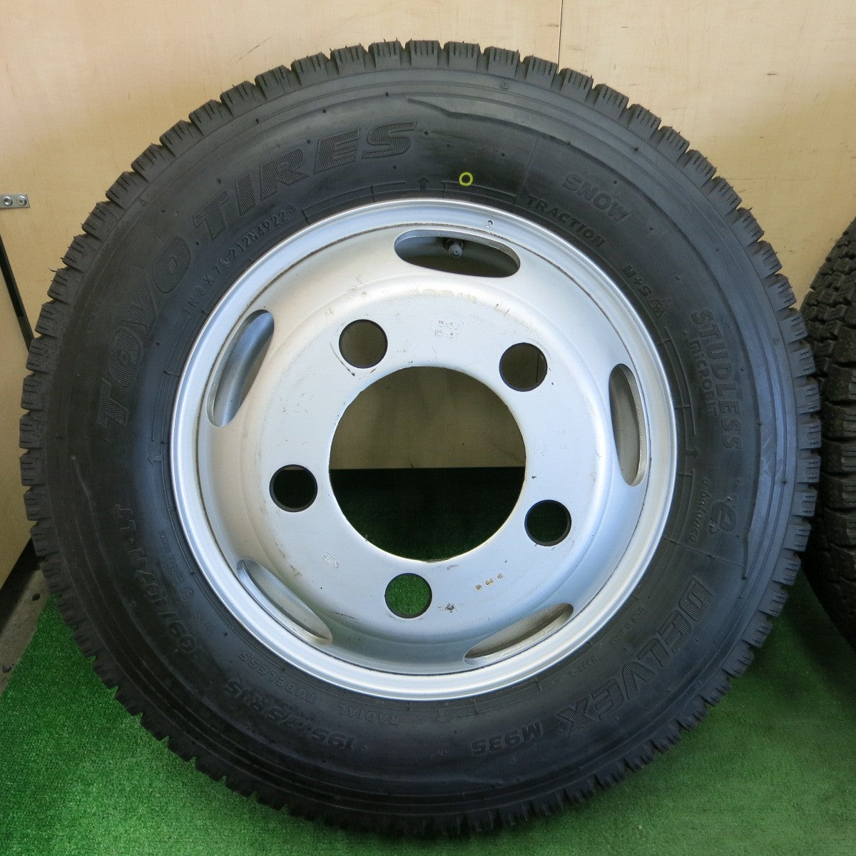 *送料無料* バリ溝！22年！9.5分以上★トラック タイヤ 195/75R15 109/107N スタッドレス トーヨー デルベックス M935 KWC スチール 115-8T PCD208/5H★4061501ナス