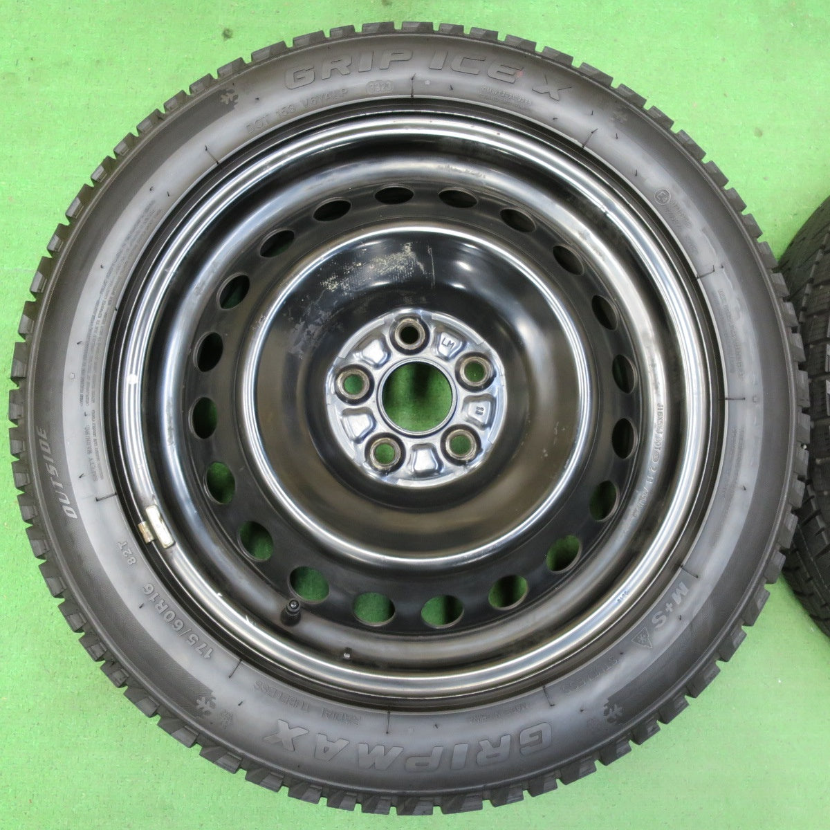 *送料無料* バリ溝！23年！9分★ラクティス 等 175/60R16 スタッドレス グリップマックス GRIP ICE X スチール 16インチ PCD100/5H★4072701イス
