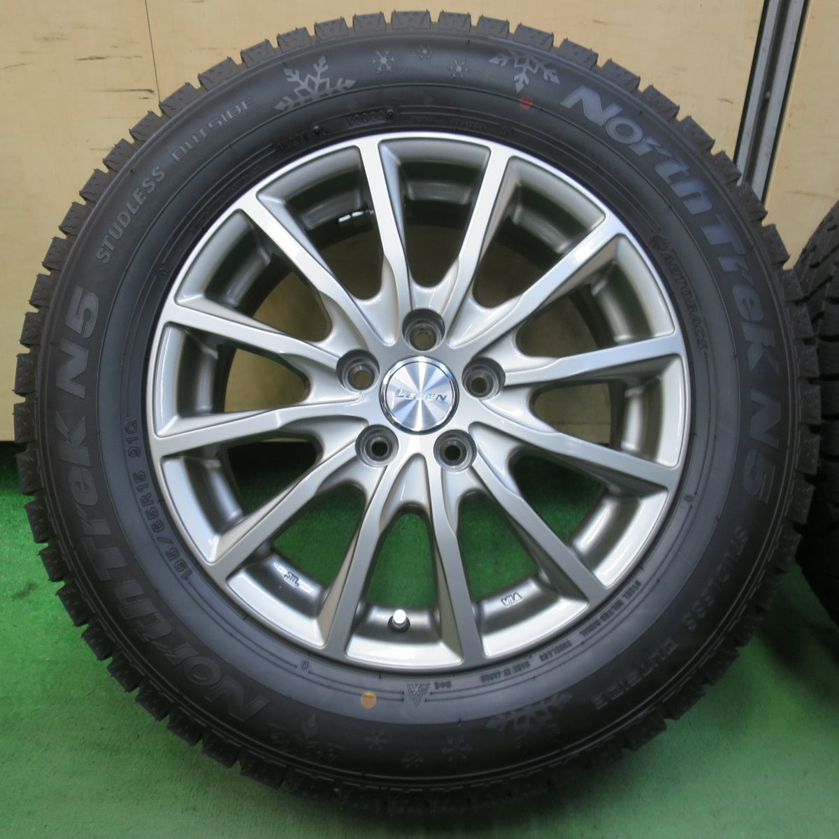 ほぼ未使用！23年！キレイ★プリウス 等 195/65R15 スタッドレス オートバックス ノーストレック N5 LEBEN レーベン 15インチ PCD100/5H★5100702イス