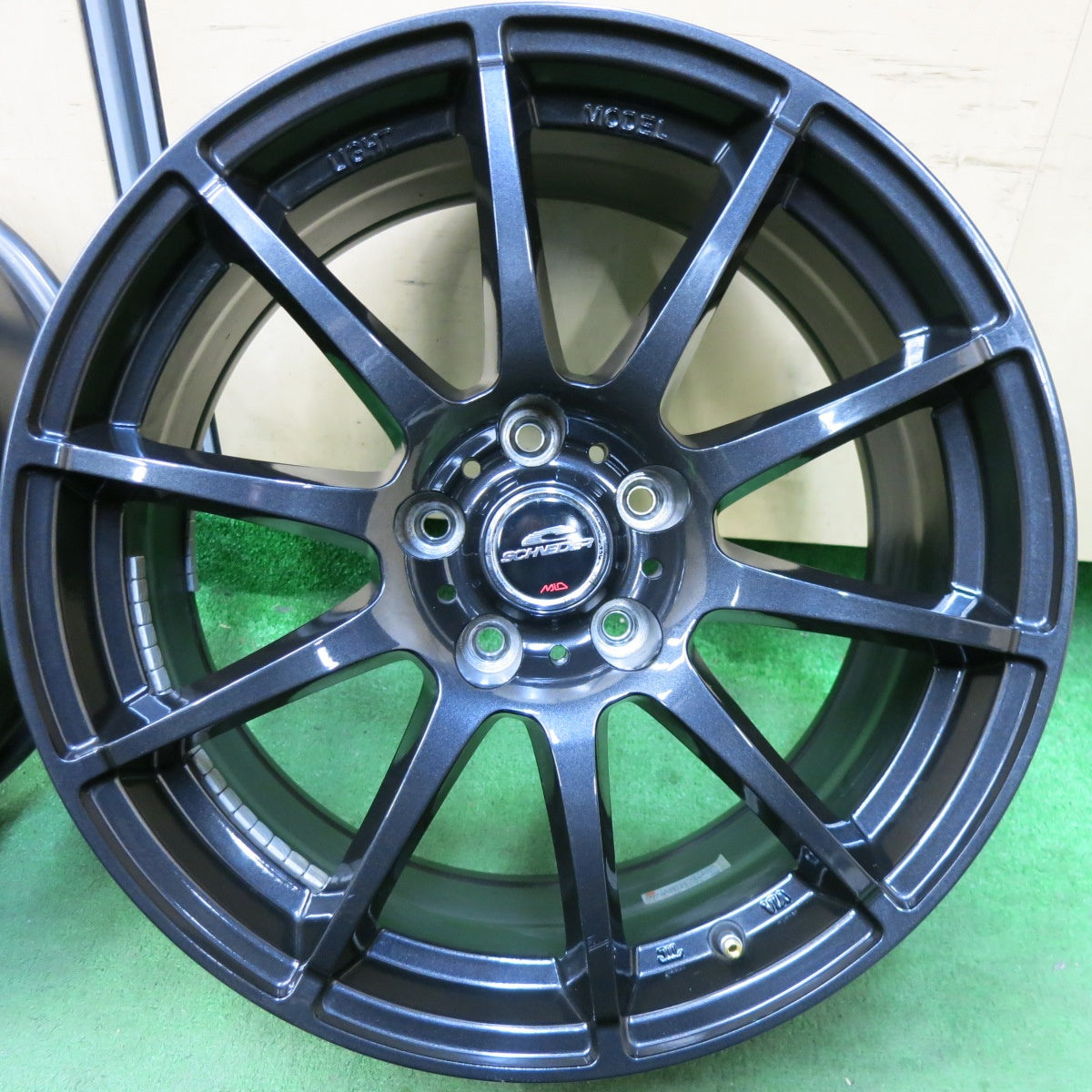[送料無料] キレイ★SCHNEIDER MiD シュナイダー マルカ 18インチ ホイール 18×8J PCD114.3/5H★5011702SYホ