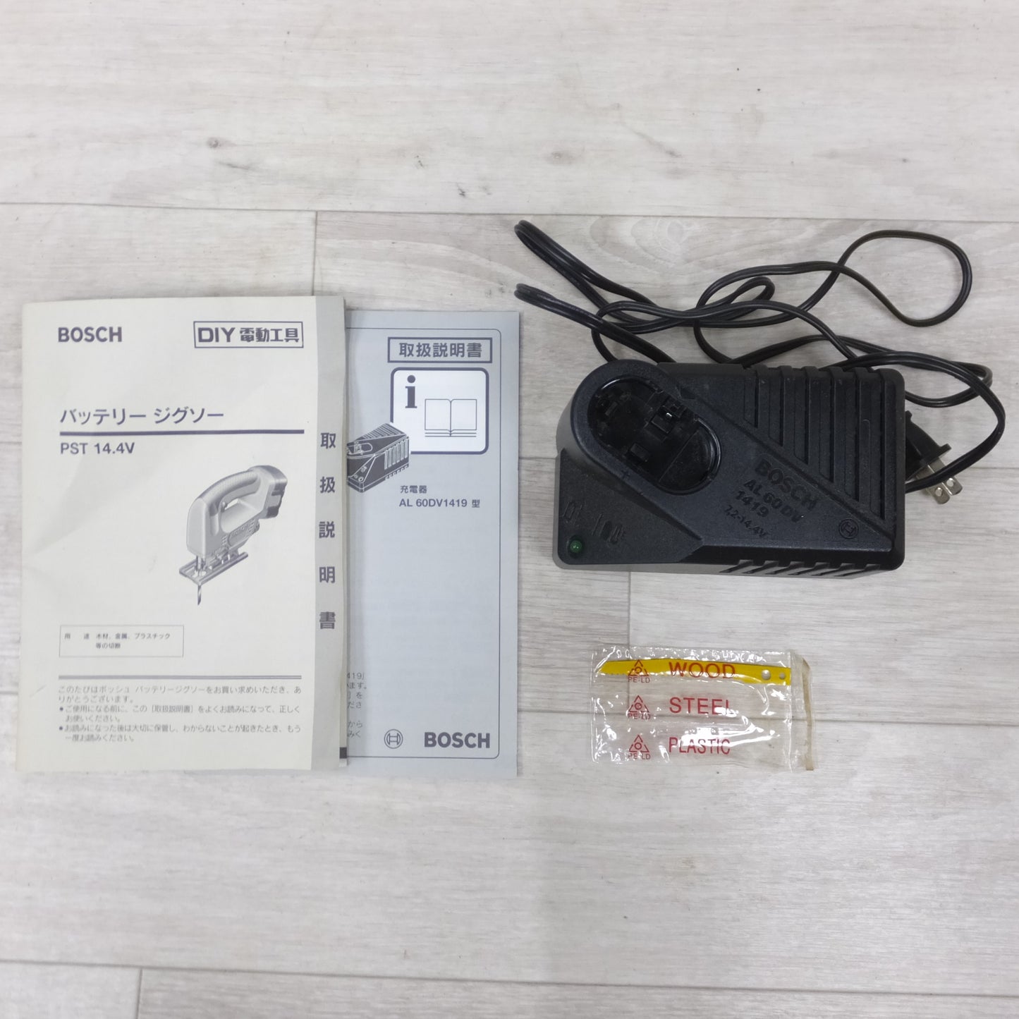 [送料無料] ◆ボッシュ BOSCH バッテリー ジグソー PST 14.4V ケース 充電器 付き 切断機 電気 のこぎり 木工 電動 工具◆