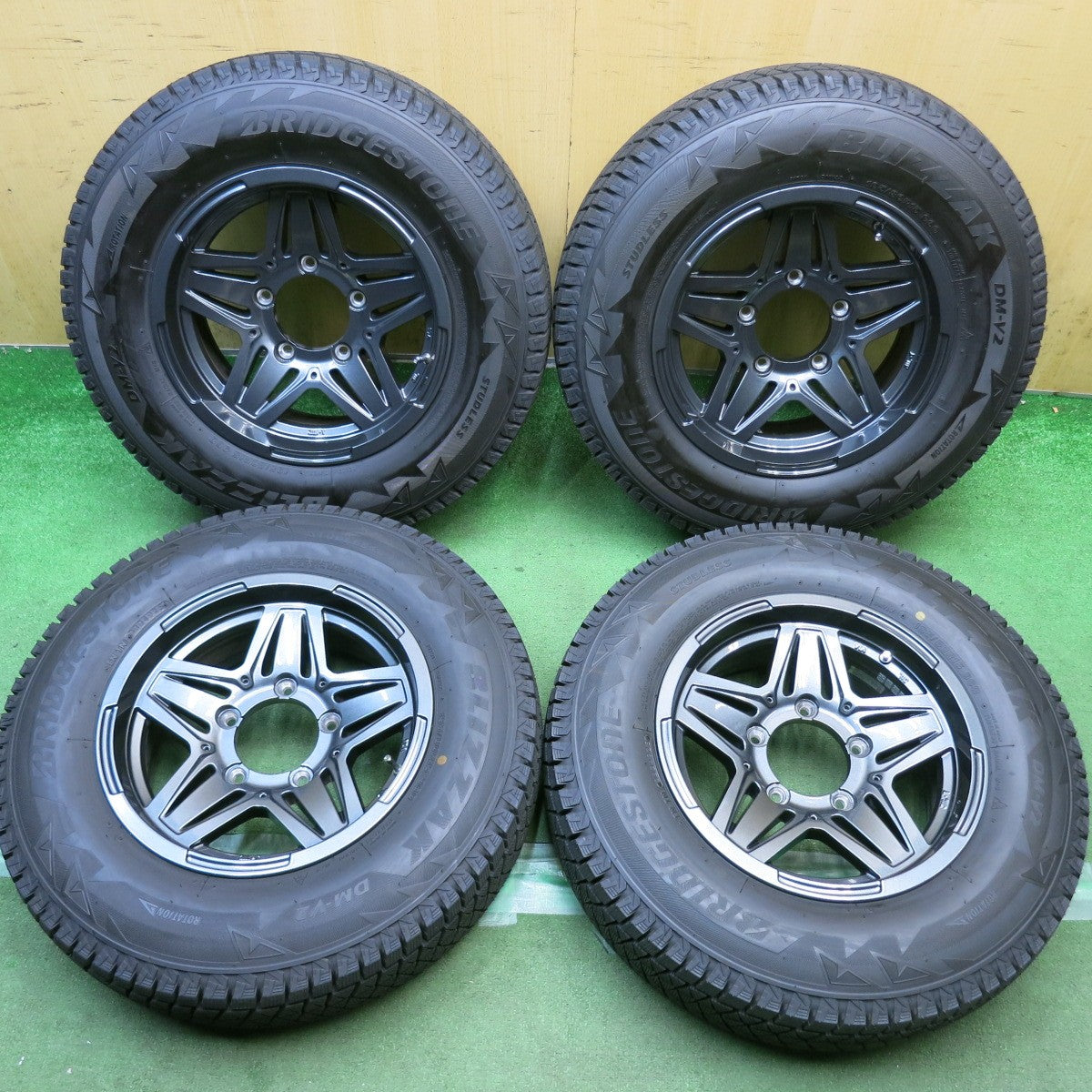 バリ溝！25年！キレイ！9.5分◎スタッドレス 195/80R15 ブリヂストン ブリザック DM-V2 MAD CROSS JB-01 マッドクロス 15インチ PCD139.7/5H◎6101106HAス
