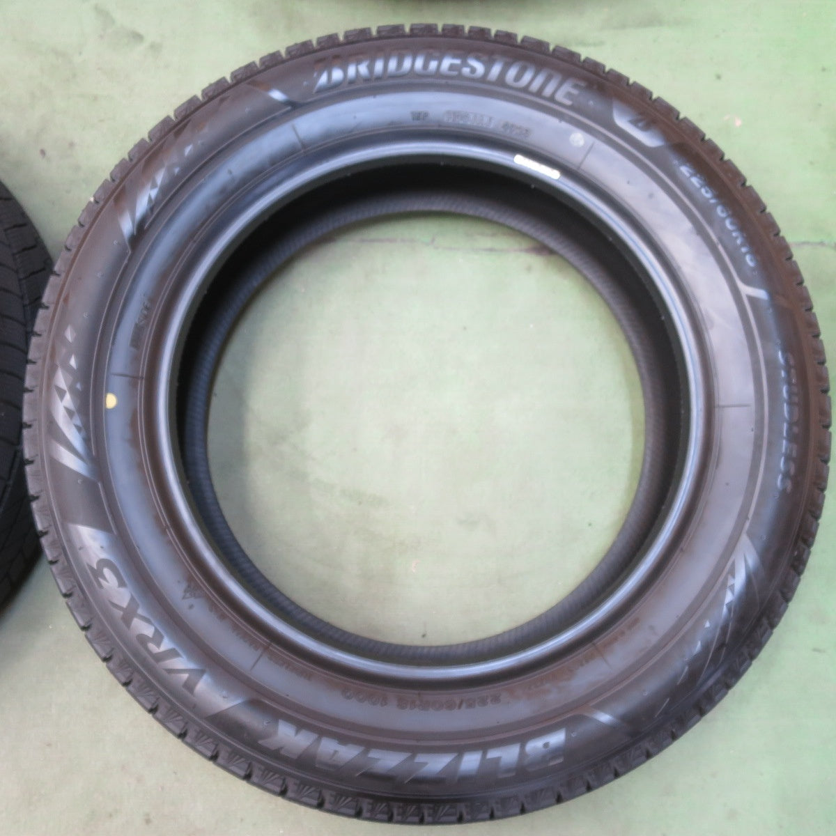 バリ溝！23年！9.5分◎スタッドレス 225/60R18 ブリヂストン ブリザック VRX3 タイヤ 18インチ 40系 アルファード ヴェルファイア 等◎6082808イスタ