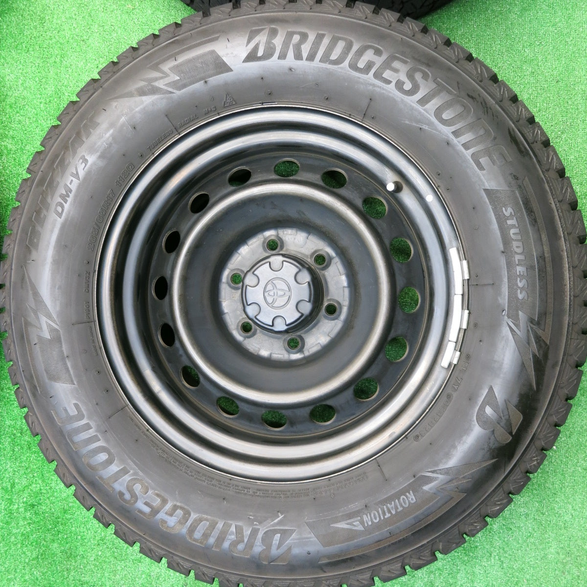 バリ溝！23年！9.5分★トヨタ FJクルーザー 純正 スチール 265/65R17 スタッドレス ブリヂストン ブリザック DM-V3 17インチ PCD139.7/6H★5101801HAス
