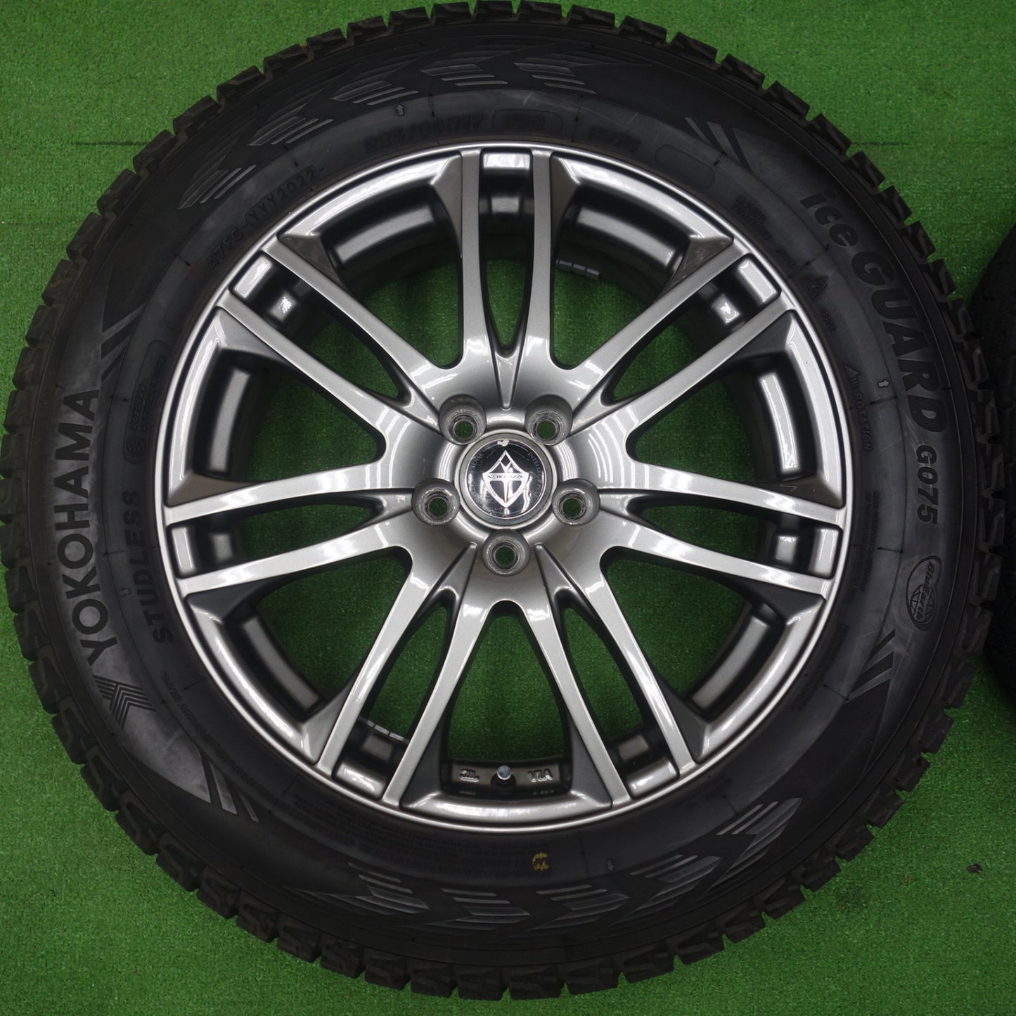 バリ溝！22年！キレイ！9分★フォレスター 等 225/60R17 スタッドレス ヨコハマ アイスガード G075 VELVA ヴェルヴァ 17インチ PCD100/5H★6041303KTス
