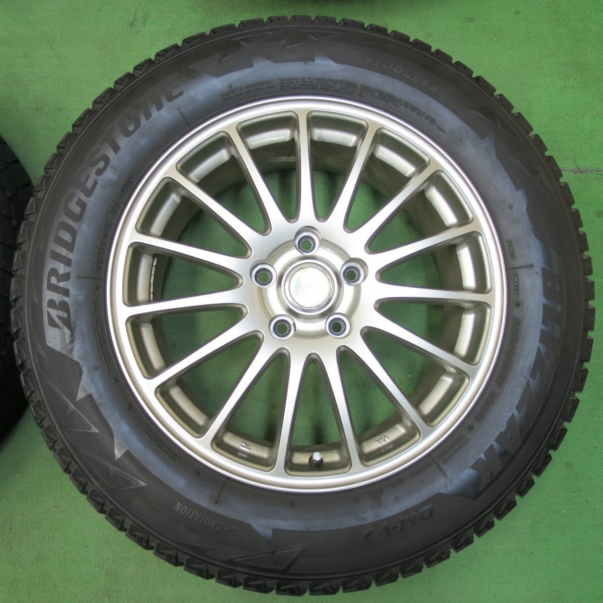 キレイ★スタッドレス 225/65R17 ブリヂストン ブリザック DM-V2 ECO FORME エコフォルム 17インチ PCD114.3/5H★5031703イス