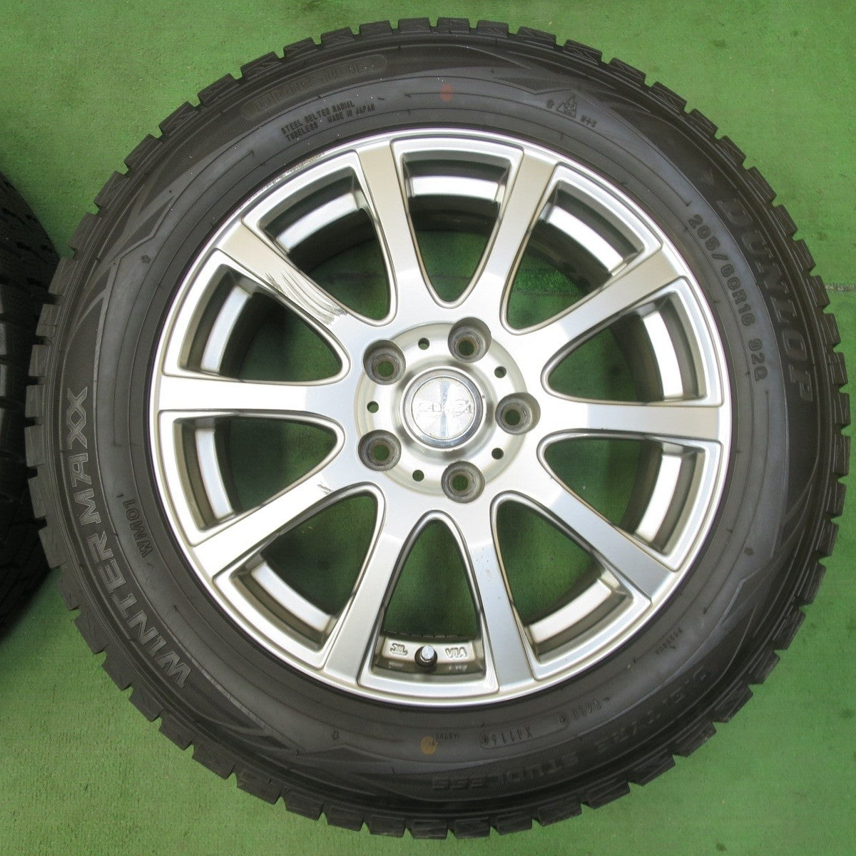 バリ溝！9.5分★スタッドレス 205/60R16 ダンロップ ウインターマックス WM01 LAYCEA レイシア 16インチ PCD114.3/5H★5022705イス