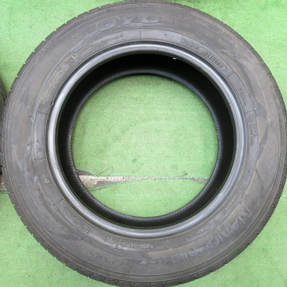 バリ溝！23年！9.5分★195/65R15 トーヨー ナノエナジー 3 プラス NANOENERGY 3+ タイヤ 15インチ プリウス 等★5071701HAノタ