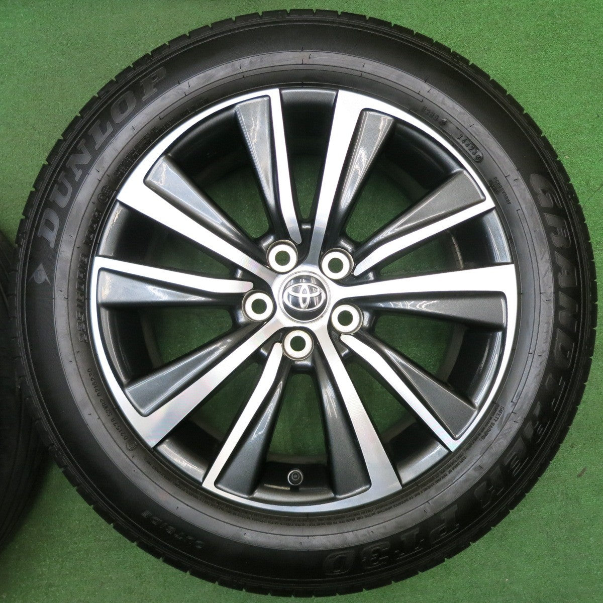 [送料無料] バリ溝！23年！キレイ！8.5分★トヨタ 80系 ハリアー 純正 225/60R18 ダンロップ グラントレック PT30 18インチ PCD114.3/5H★5032201NJノ