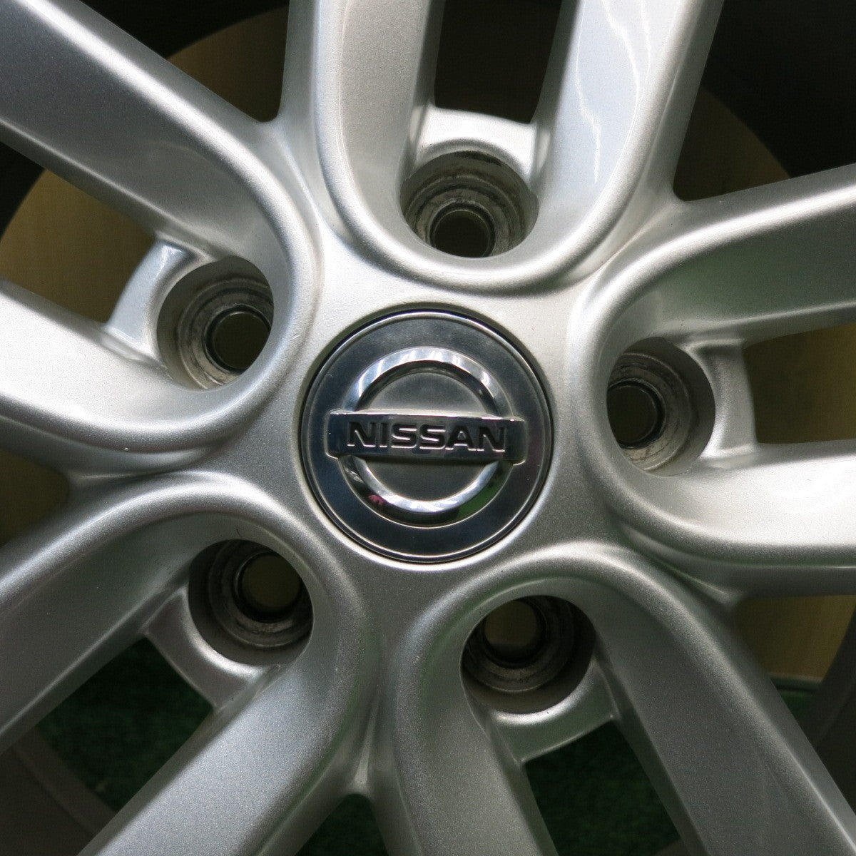 ほぼ未使用！24年★日産 ジューク 純正 215/55R17 ヨコハマ BluEarth-ES ES32 ブルーアース 17インチ PCD114.3/5H★6041211HAノ