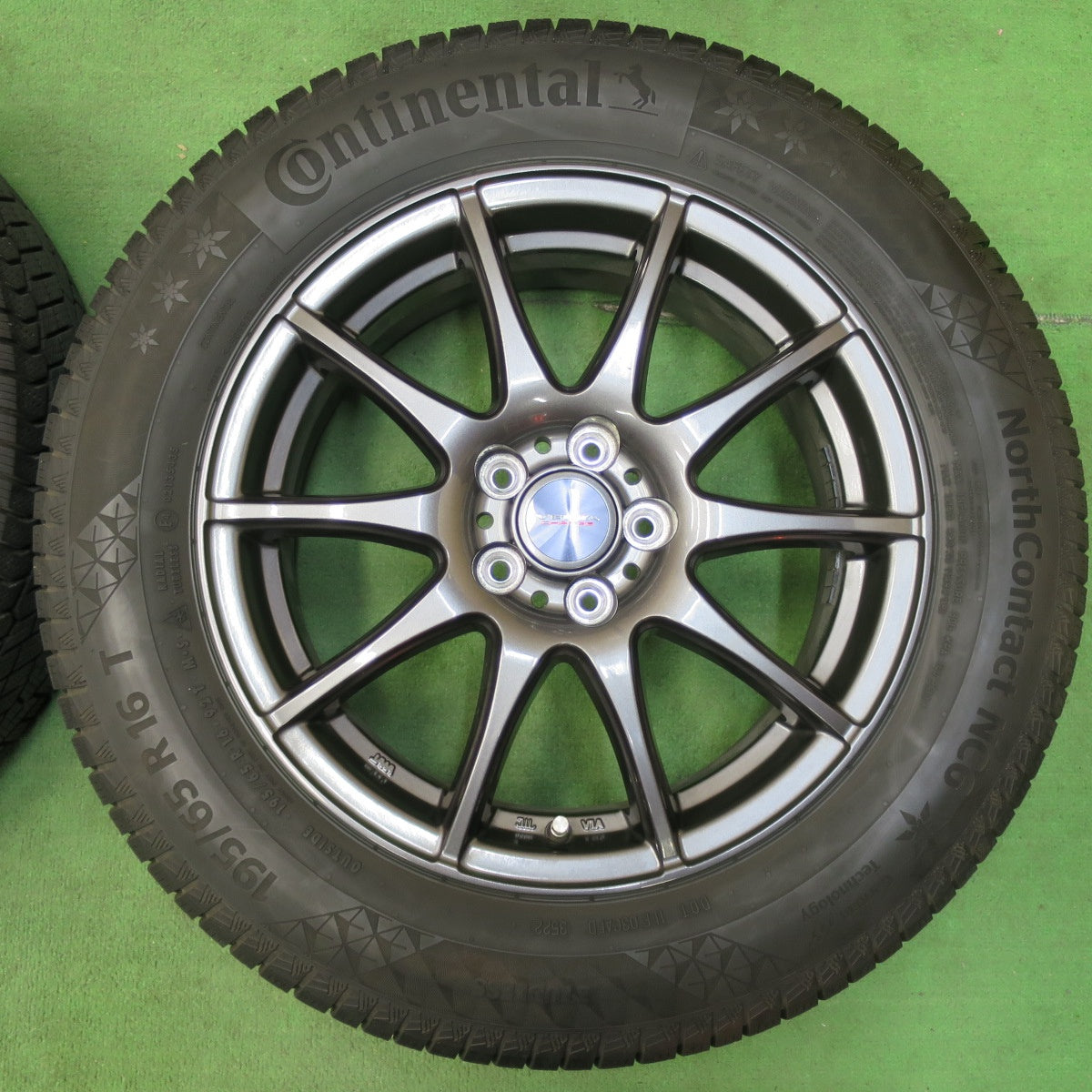 [送料無料] バリ溝！22年！キレイ！9.5分以上★ロッキー ライズ 等 195/65R16 スタッドレス コンチネンタル ノースコンタクト NC6 VELVA CHARGE ヴェルヴァ PCD100/5H★5011706イス