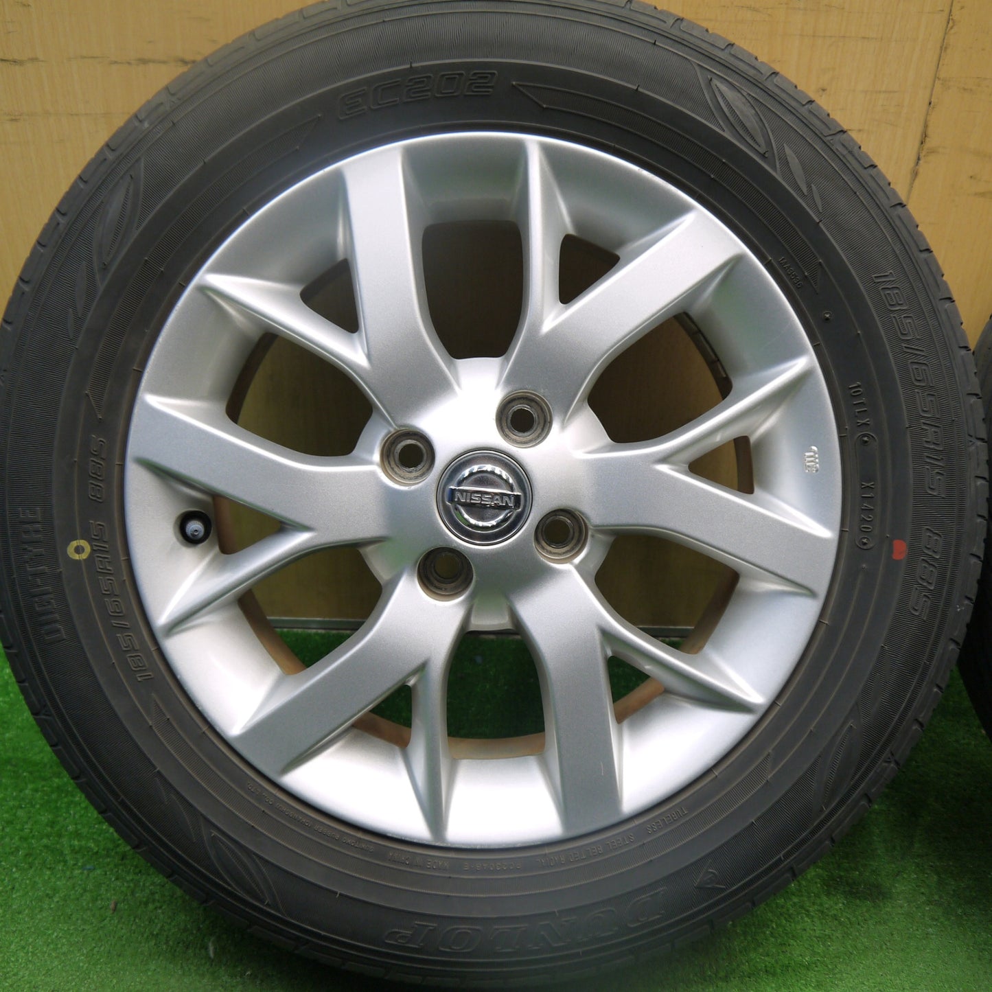 [送料無料] キレイ★日産 E12 ノート 純正 185/65R15 ダンロップ EC202 15インチ PCD100/4H★5032408Hノ