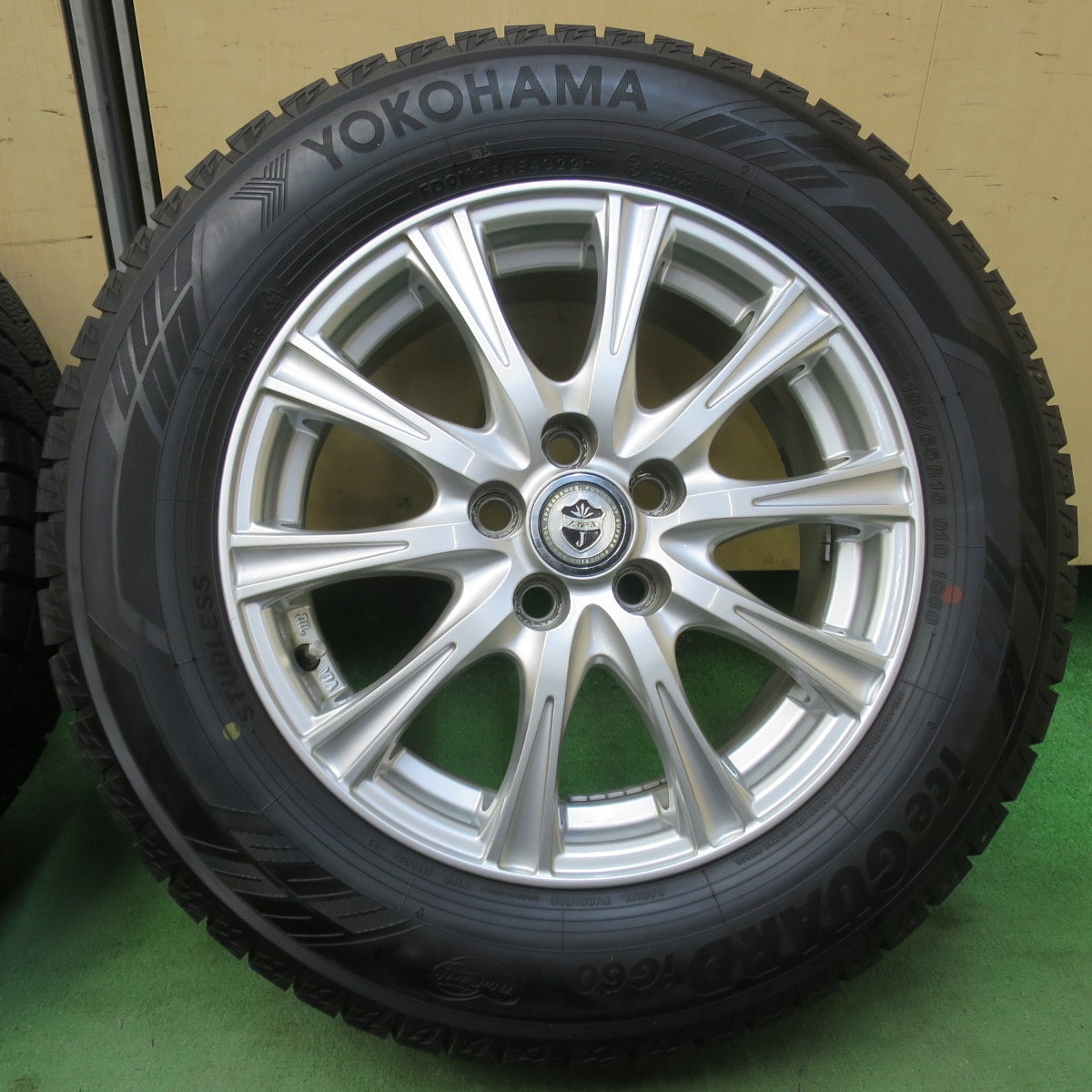 バリ溝！22年！キレイ！9.5分★プリウス 等 195/65R15 スタッドレス ヨコハマ アイスガード iG60 JOKER ジョーカー 15インチ PCD100/5H★6022108イス