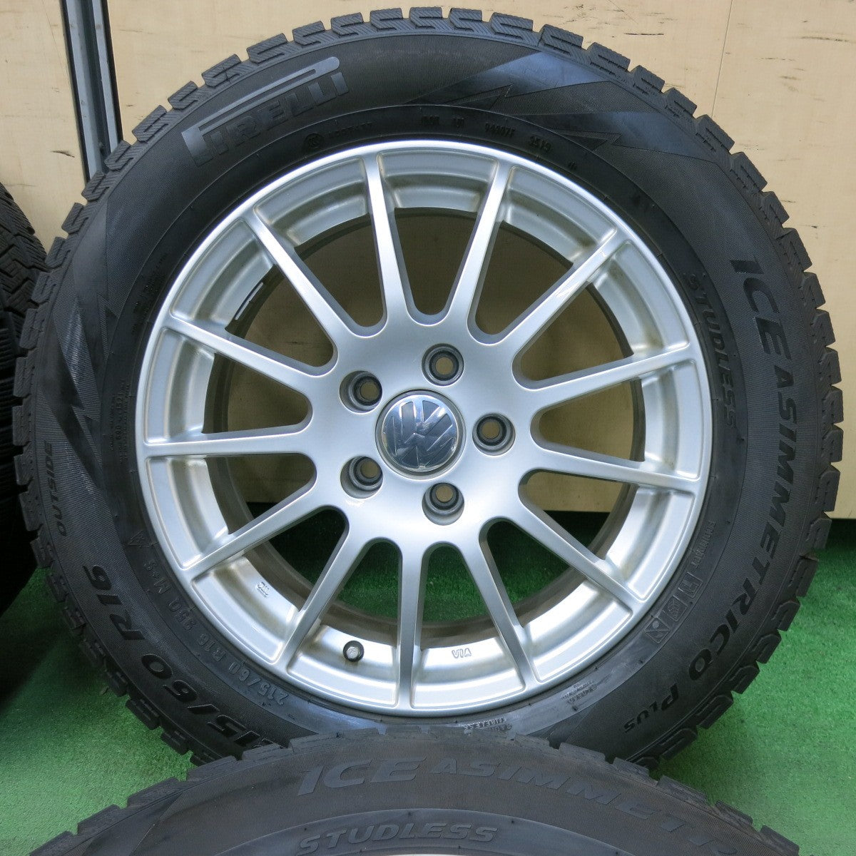 [送料無料] キレイ★ワーゲン 等 IRVINE F01 215/60R16 スタッドレス ピレリ アイスアシンメトリコ プラス アーヴィン 16インチ PCD112/5H★4122504SYス