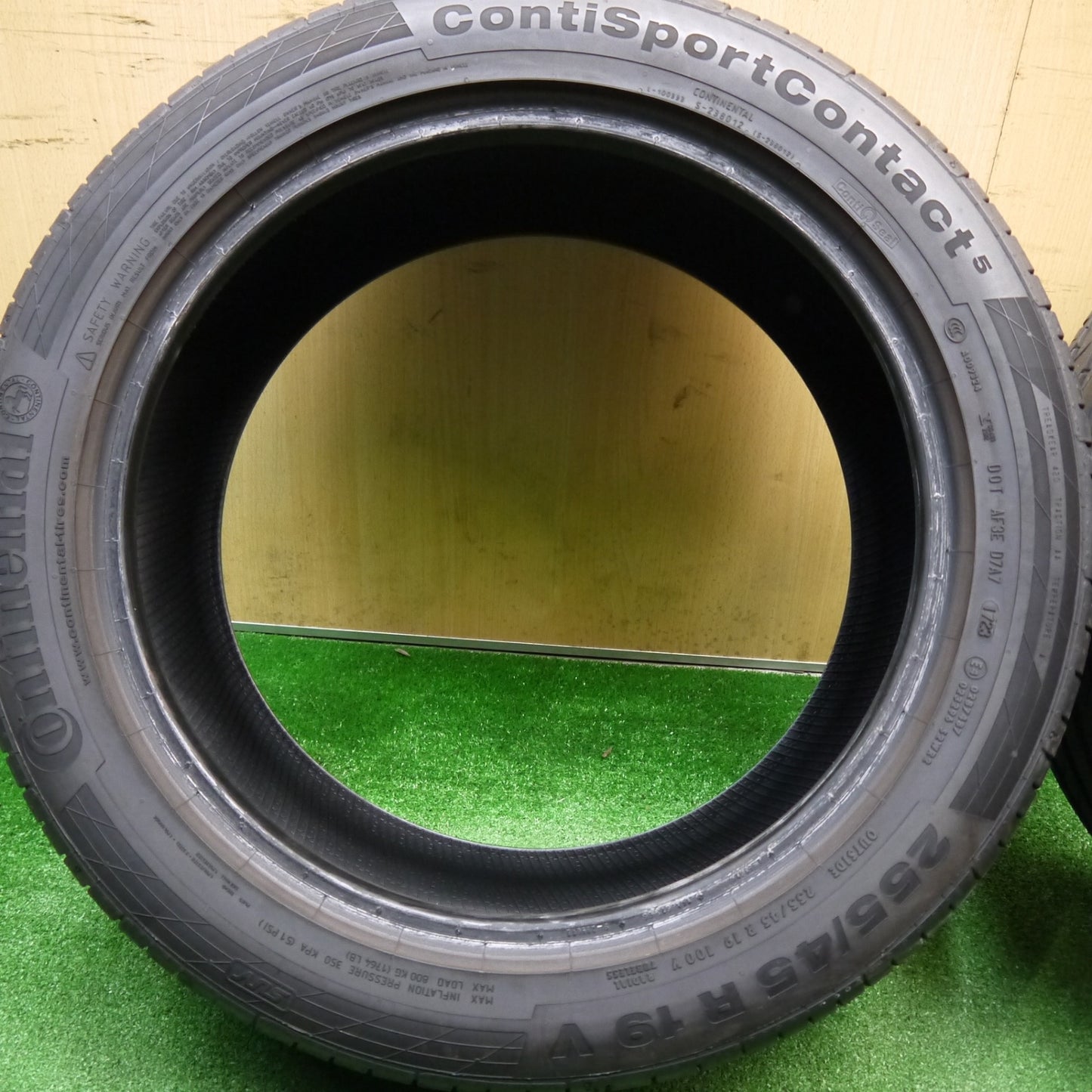 新車外し！23年★255/45R19 コンチネンタル コンチスポーツ コンタクト5 タイヤ 19インチ アウディ A8 ポルシェ パナメーラ 等★5112503Hノタ
