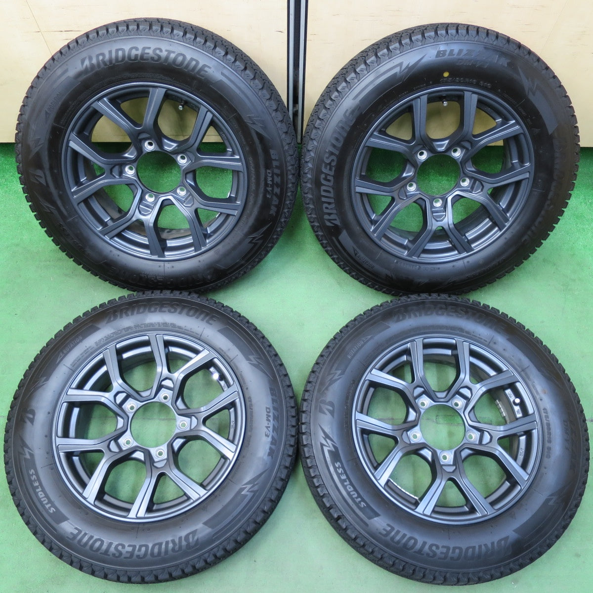 [送料無料] バリ溝！23年！キレイ！ほぼ10分★ジムニー 等 175/80R16 スタッドレス ブリヂストン ブリザック DM-V3 KAZERA H301 カゼラ 16インチ PCD139.7/5H★5032205イス