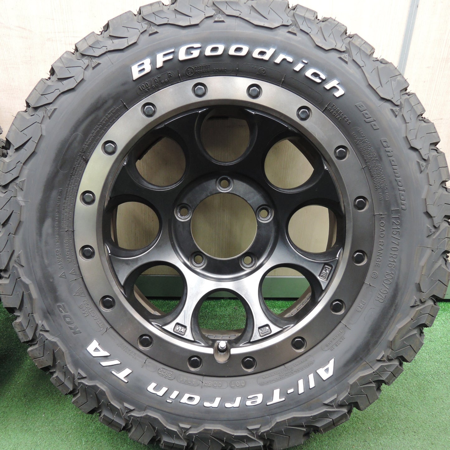 *送料無料* バリ溝！22年！9.5分★ジムニー等 XTREME-J XJ03 215/70R16 BFグッドリッチ All-Terrain T/A KO2 16インチ PCD139.7/5H★4031604HAノ