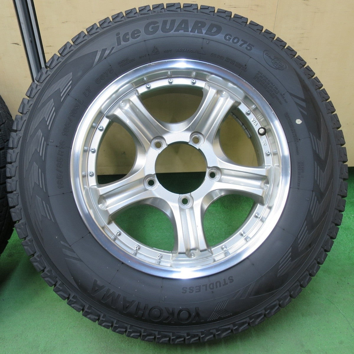 バリ溝！21年！9.5分★ジムニー 185/85R16 105/103L スタッドレス ヨコハマ アイスガード G075 社外 アルミ 16インチ PCD139.7/5H★5032702イス