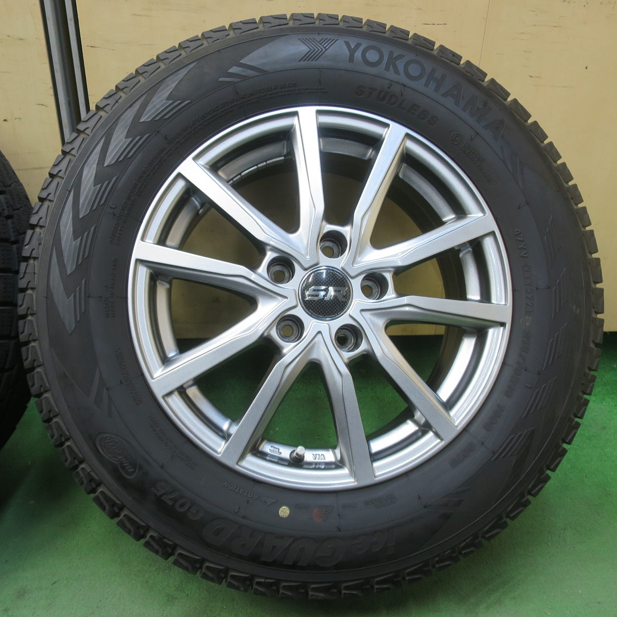 バリ溝！キレイ！9.5分★スタッドレス 215/70R16 ヨコハマ アイスガード G075 STRANGER ストレンジャー 16インチ PCD114.3/5H★6031104イス