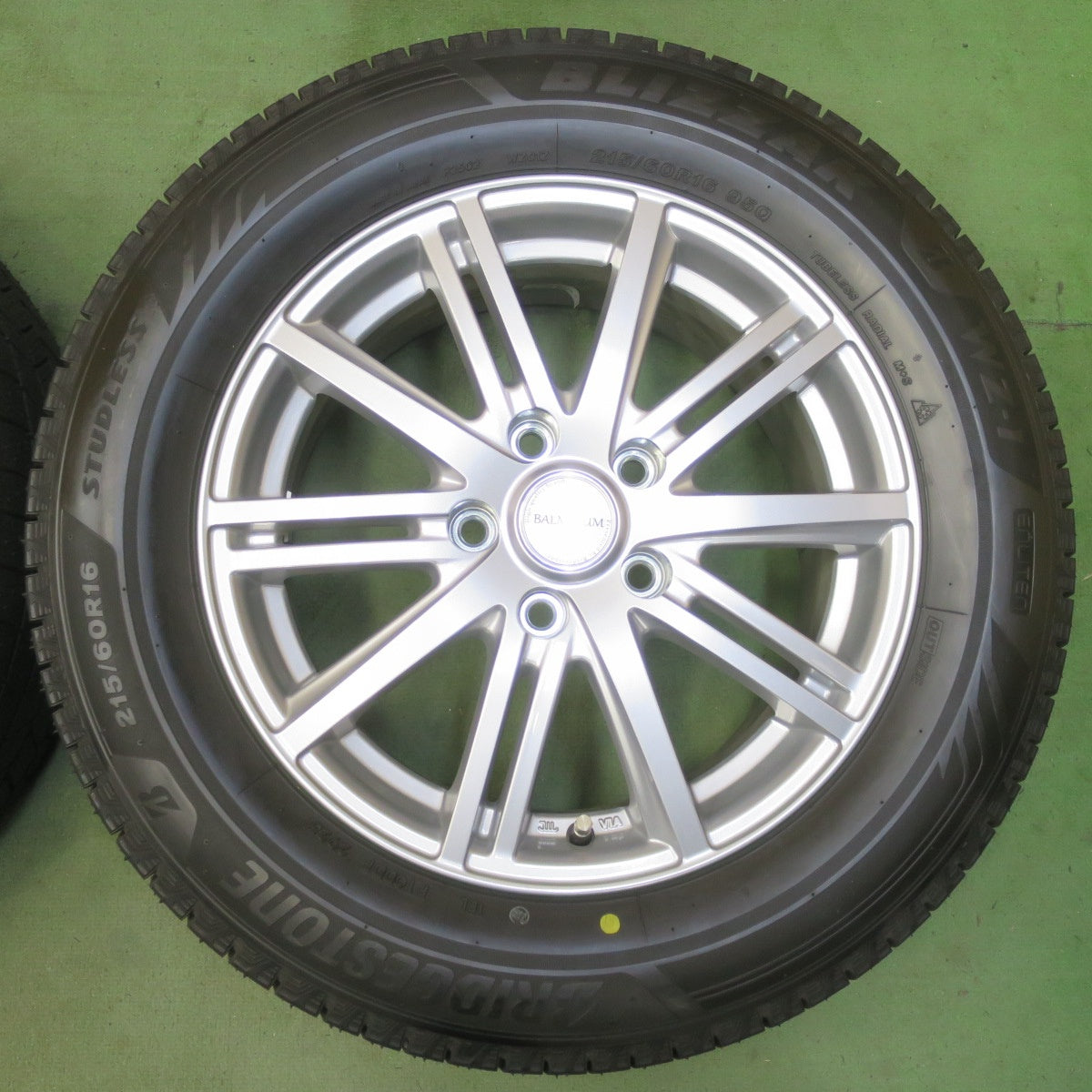 ほぼ未使用！25年！キレイ◎スタッドレス 215/60R16 ブリヂストン ブリザック WZ-1 BALMINUM BR10 バルミナ 16インチ PCD114.3/5H◎6070805イス