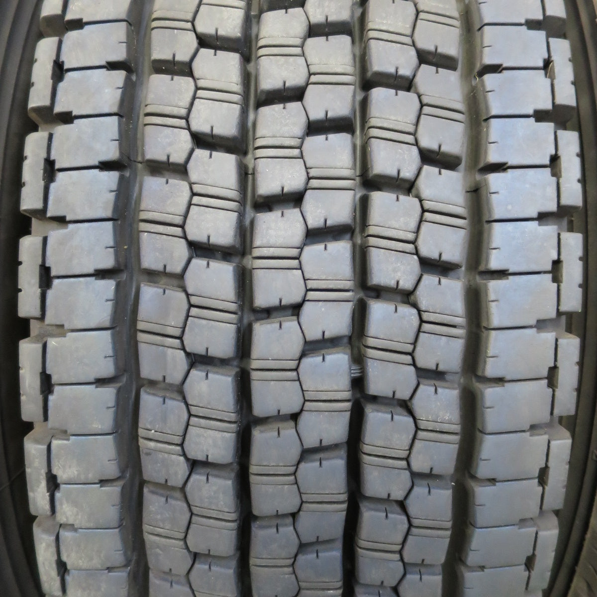 *送料無料* バリ溝！23年！9分★トラック タイヤ 245/70R19.5 136/134J スタッドレス ブリヂストン W999 19.5インチ★4080205イスタ