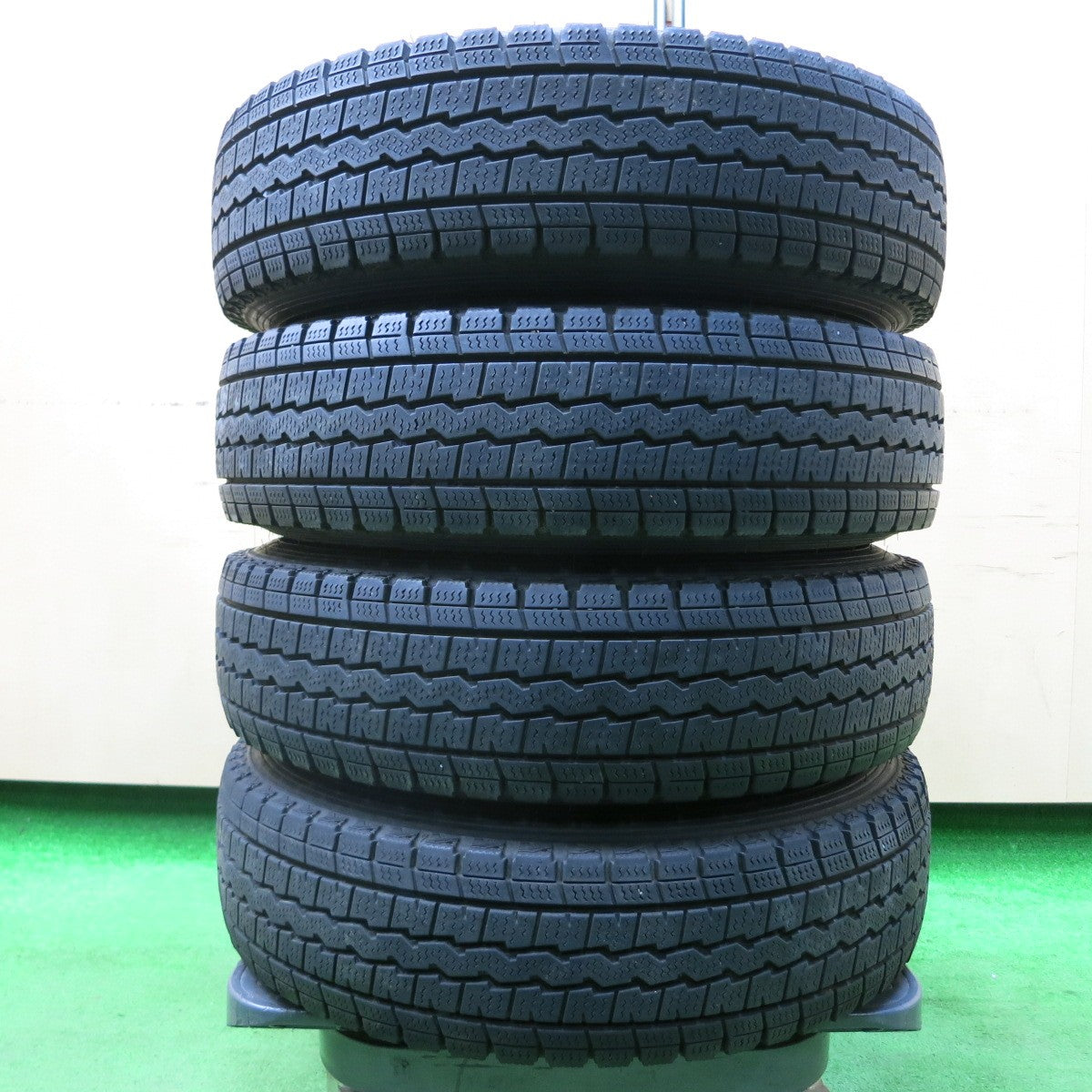 *送料無料* 4本価格★ダイハツ ハイゼット 純正 スチール 145R12 6PR スタッドレス ダンロップ ウインターマックス SV01 PCD100/4H★4032703イス