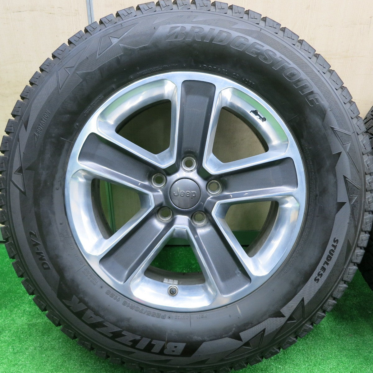 [送料無料] バリ溝！21年！キレイ！9.5分★ジープ JL ラングラー アンリミテッド サハラ 純正 255/70R18 スタッドレス ブリヂストン ブリザック DM-V2 PCD127/5H★4091501HAス