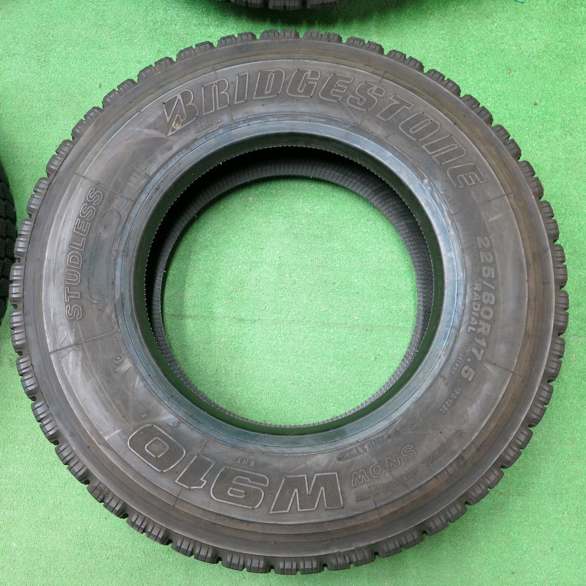 *送料無料* バリ溝！22年！9.5分★トラック タイヤ 225/80R17.5 123/122L スタッドレス ブリヂストン W910 17.5インチ★4050702ナスタ