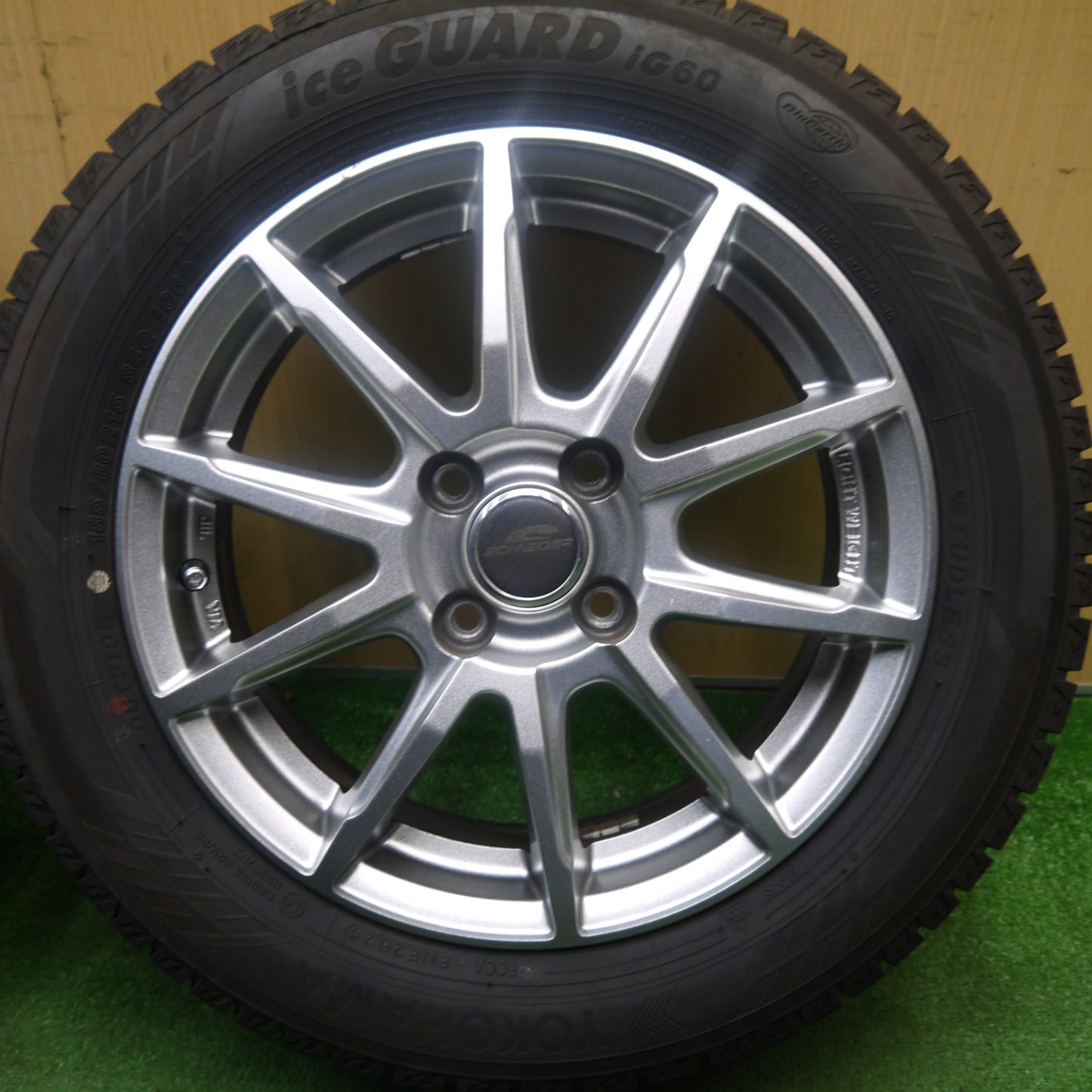 バリ溝！24年！キレイ！9.5分★スタッドレス 185/60R15 ヨコハマ アイスガード iG60 SCHNEIDER シュナイダー 15インチ PCD100/4H★6022507Hス