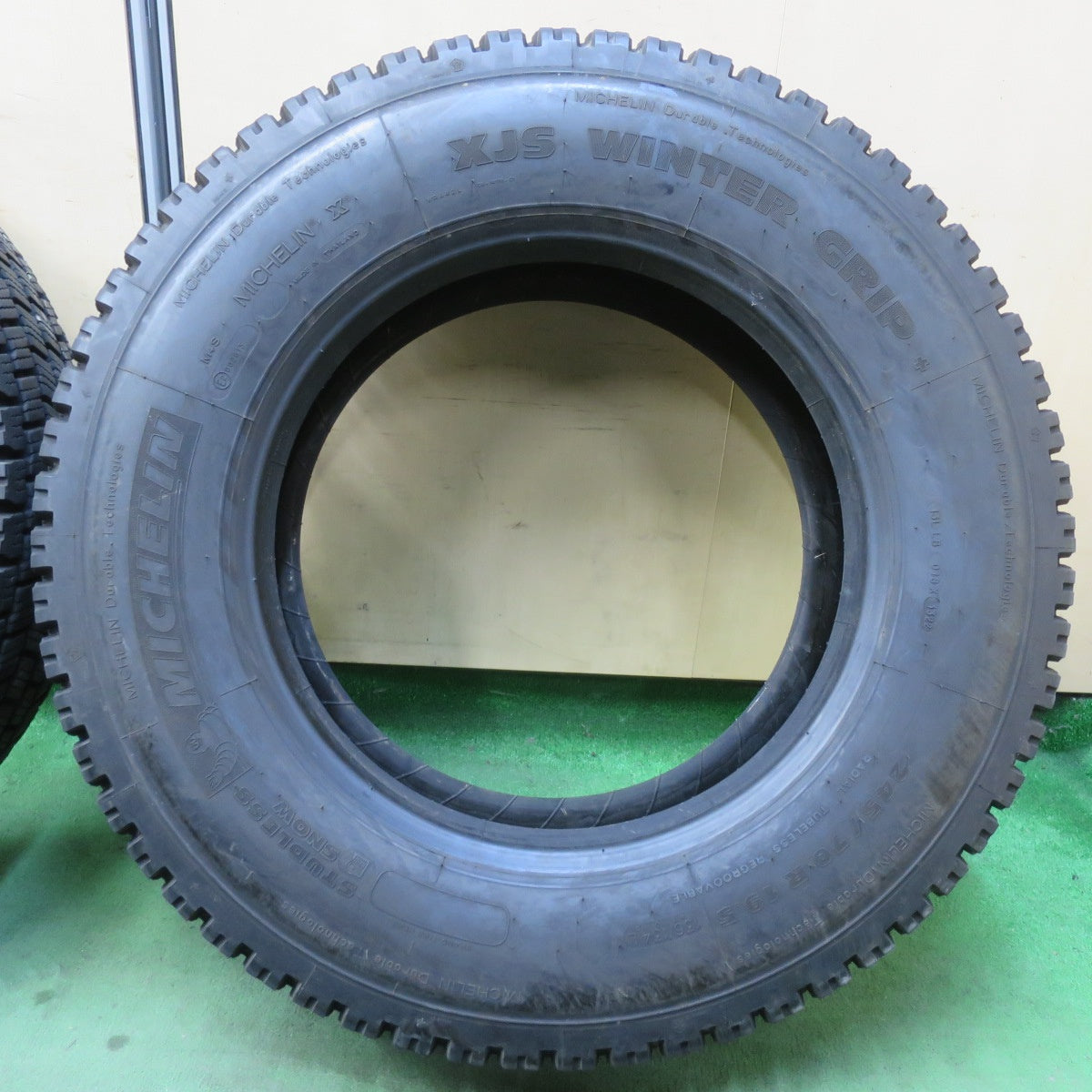 バリ溝！22年！9分★トラック タイヤ 245/70R19.5 136/134L スタッドレス ミシュラン XJS WINTER GRIP+ 19.5インチ★6010702イスタ