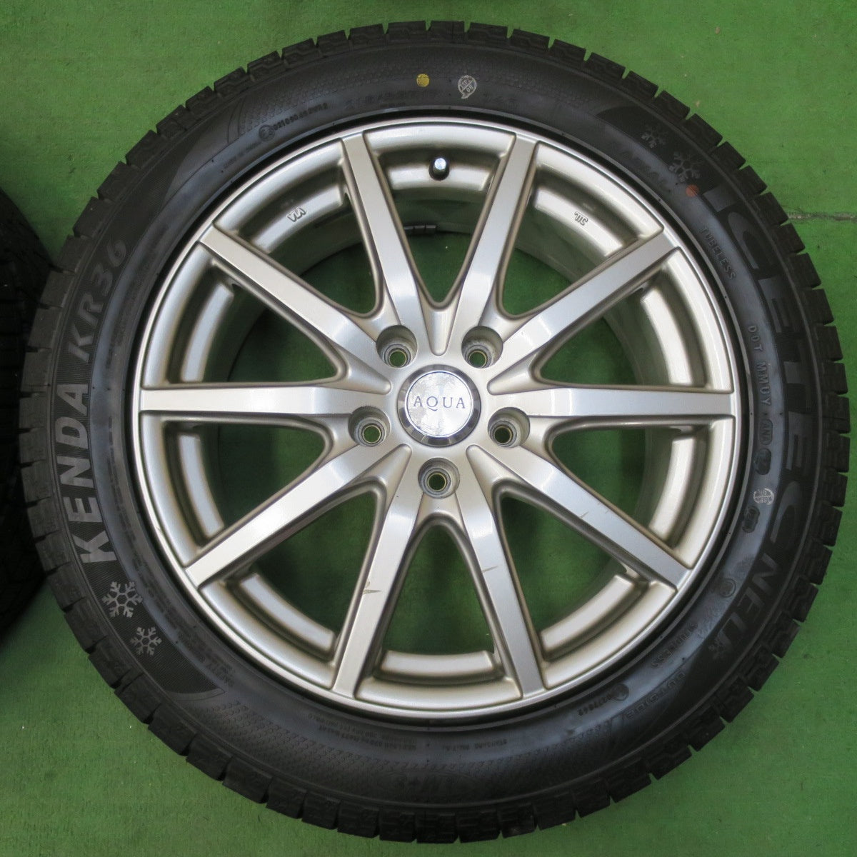 [送料無料] バリ溝！22年！9.5分以上★スタッドレス 215/55R17 ケンダ KR36 アイステック ネオ AQUA アクア 17インチ PCD114.3/5H★5010303イス