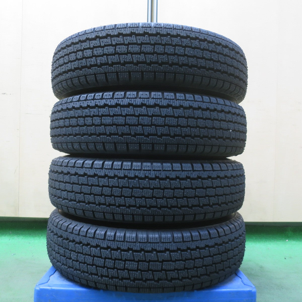 ほぼ未使用！25年◎スタッドレス 145/80R12 80/78N ブリヂストン W300 スチール ホイール 12インチ PCD100 110 114.3/4H マルチ◎6091104イス