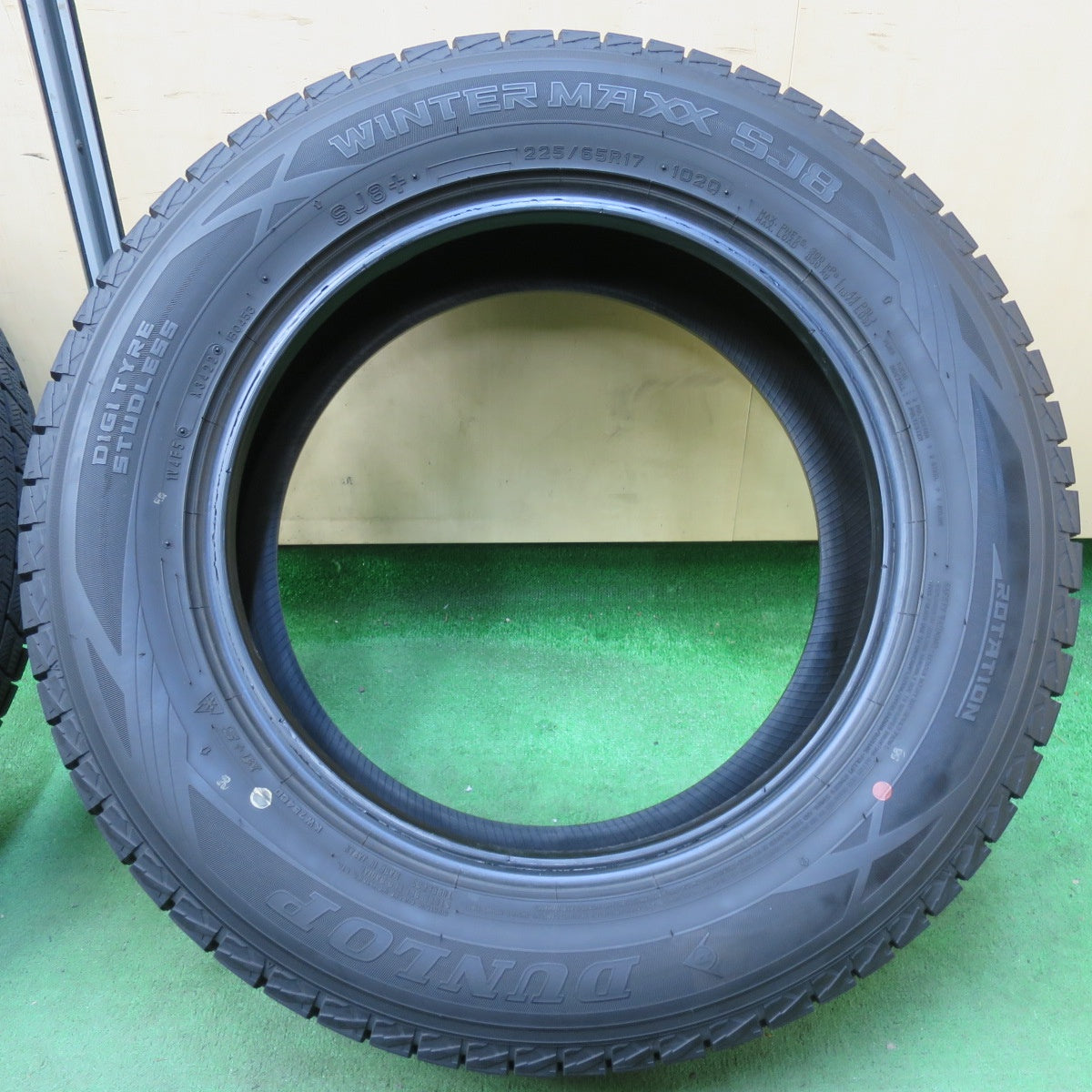 [送料無料] バリ溝！22年！9.5分★スタッドレス 225/65R17 ダンロップ ウインターマックス SJ8 SJ8+ タイヤ 17インチ NX ハリアー RAV4 エクストレイル等★5010817イスタ