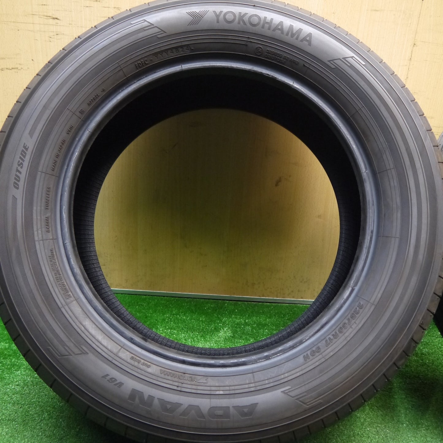 バリ溝！24年！9.5分★225/60R17 ヨコハマ アドバン V61 タイヤ 17インチ レクサス LBX アルファード ヴェルファイア 等★5121701Hノタ