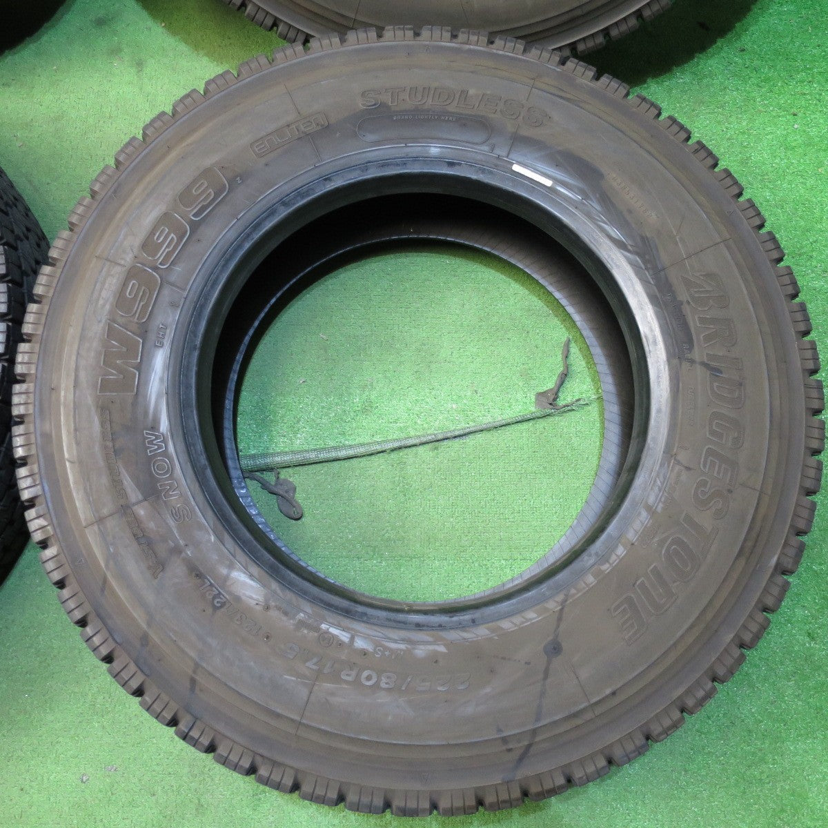 *送料無料* バリ溝！23年！9.5分★トラック タイヤ 225/80R17.5 123/122L スタッドレス ブリヂストン W999 17.5インチ★4032504クスタ
