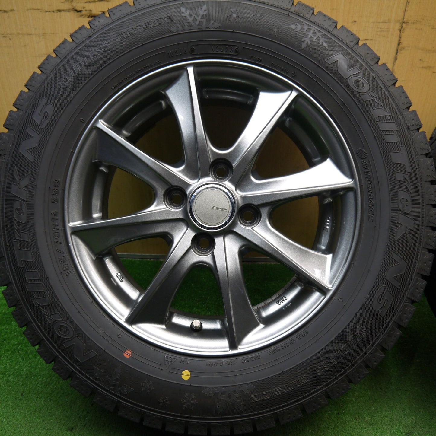 バリ溝！23年！キレイ！ほぼ10分★スタッドレス 185/70R14 オートバックス ノーストレック N5 LEBEN レーベン 14インチ PCD100/4H★5060309Hス