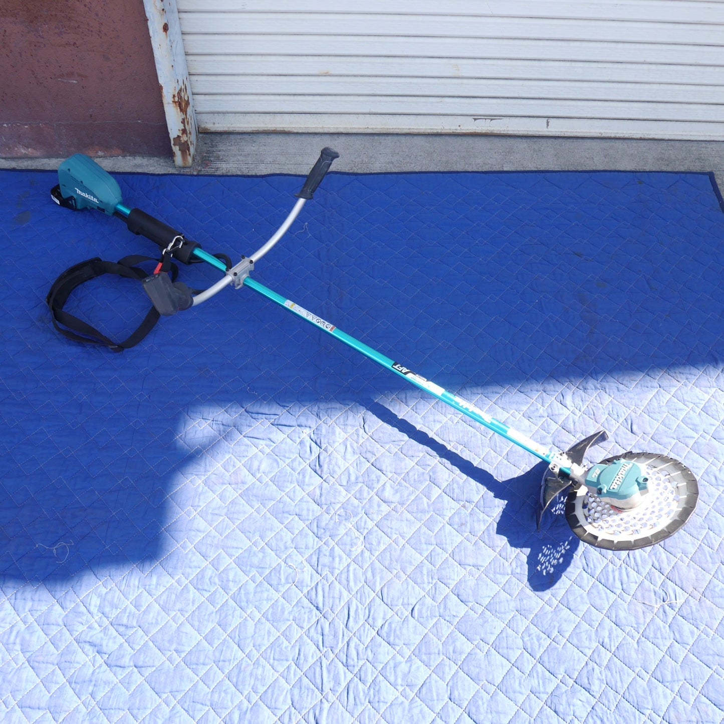 【岐阜発 直接引取限定】☆マキタ 充電式 草刈機 MUR368UD 草刈り機 刈り払い機 刈払機 ガーデニング 園芸 造園 等☆
