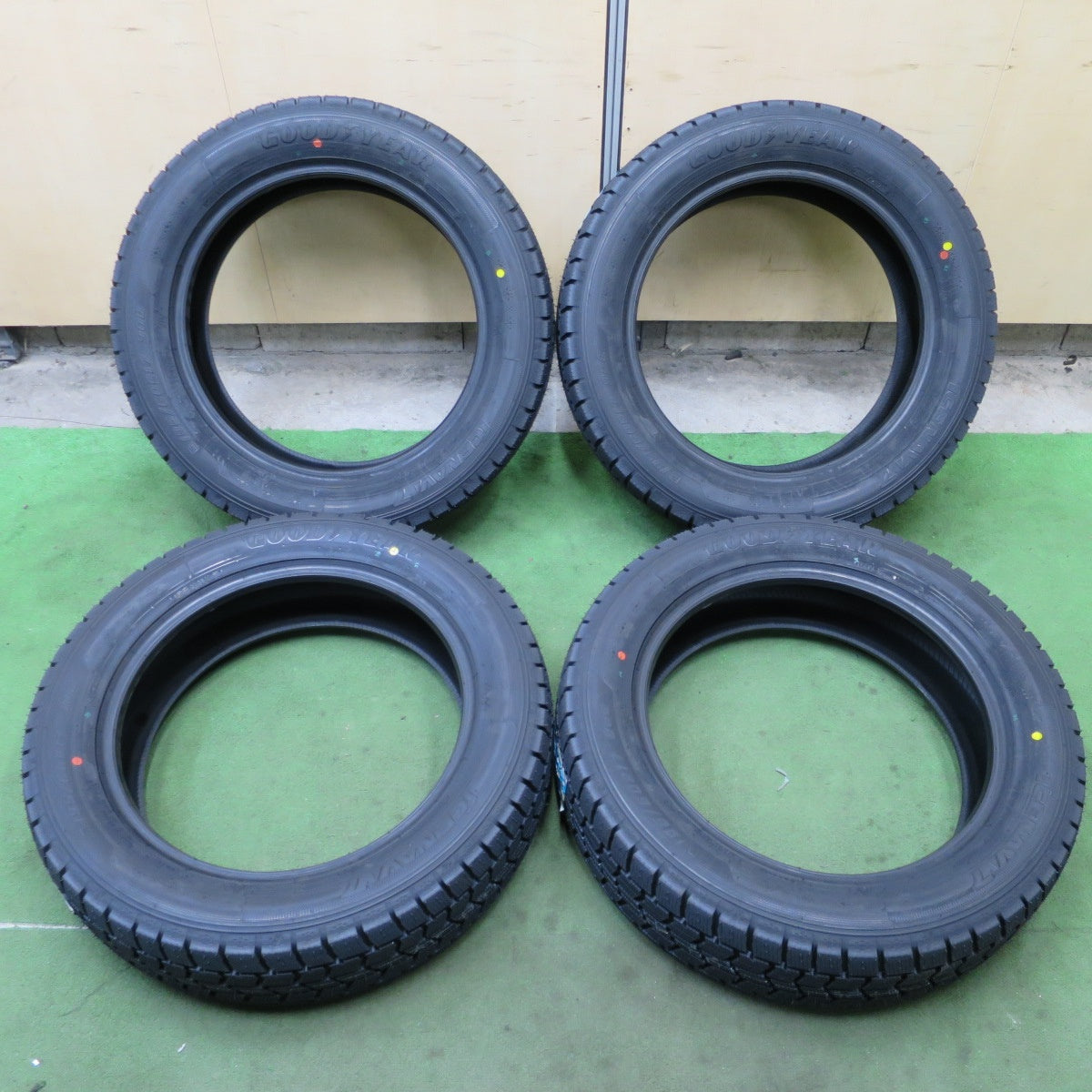 未使用！25年★スタッドレス 195/60R17 グッドイヤー アイスナビ7 タイヤ 17インチ ライズ ロッキー 60系 プリウス 等★6033002NGスタ