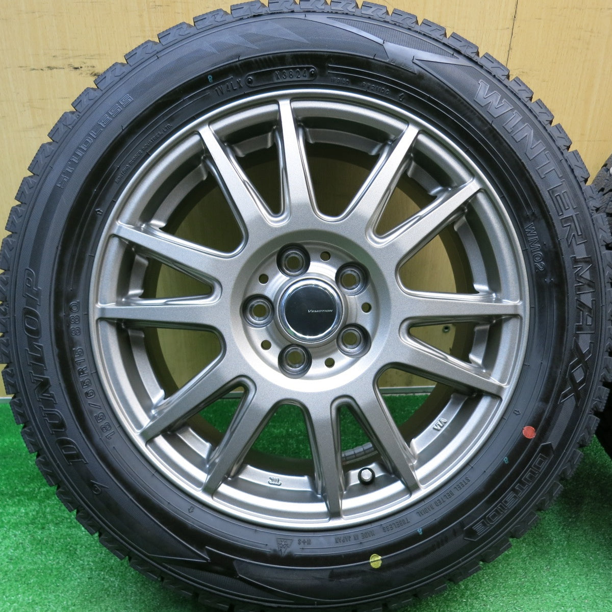 バリ溝！24年！キレイ！9.5分以上★シエンタ 等 185/65R15 スタッドレス ダンロップ ウインターマックス WM02 VEMOTION Vエモーション 15インチ PCD100/5H★5112010HAス