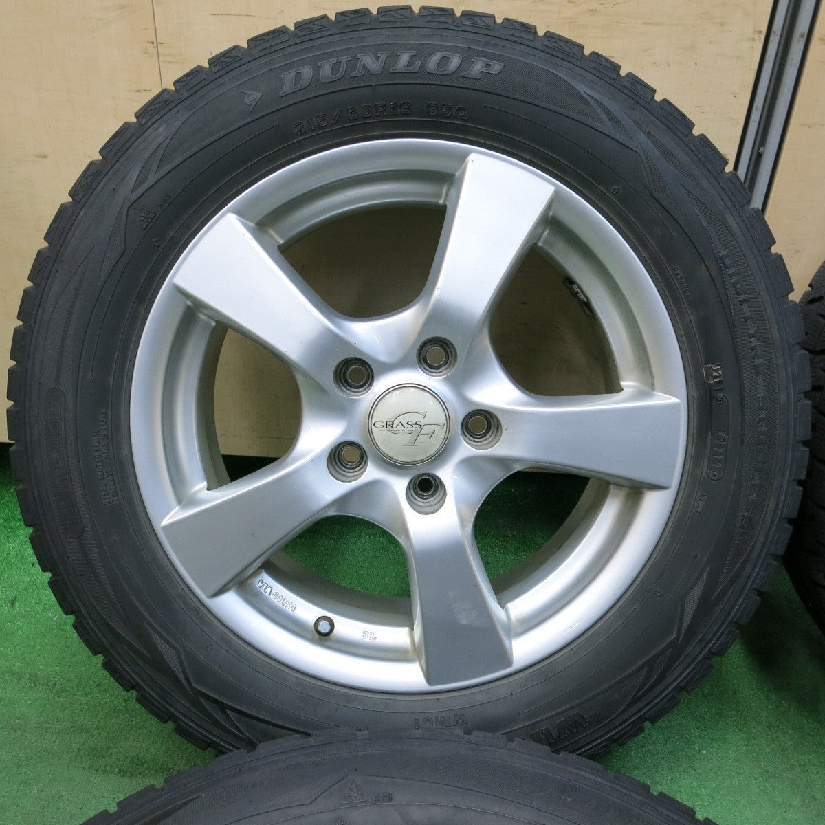 [送料無料] 4本価格★スタッドレス 215/60R16 ダンロップ ウインターマックス WM01 GRASS グラス 16インチ PCD114.3/5H★4100210SYス