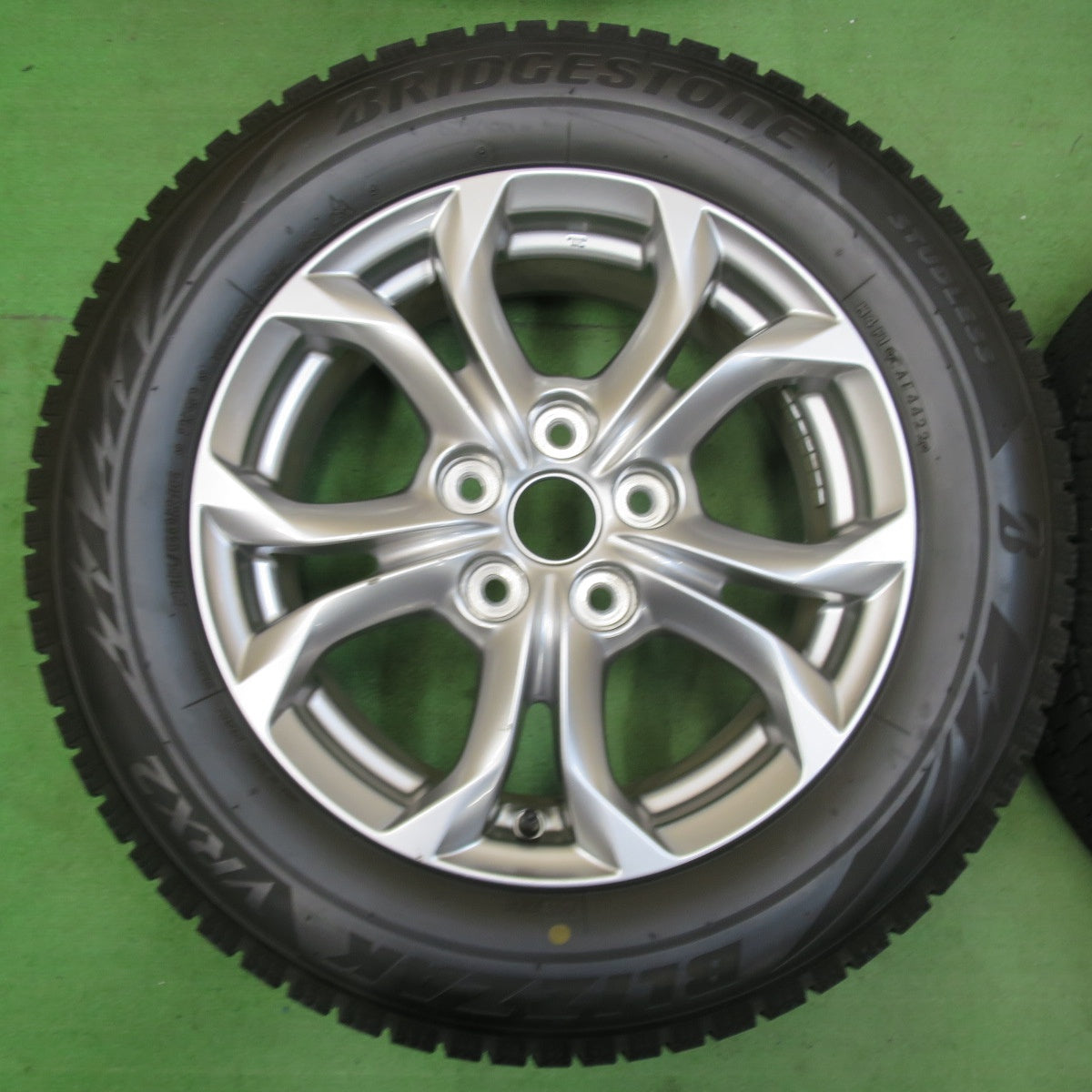 [送料無料] バリ溝！22年！キレイ！9.5分★マツダ CX-3 純正 215/60R16 スタッドレス ブリヂストン ブリザック VRX2 16インチ PCD114.3/5H★5021705イス